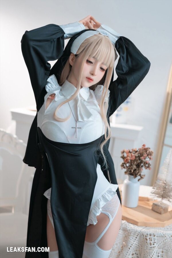 Sakurai - Nun (Random Cosplay) - 1