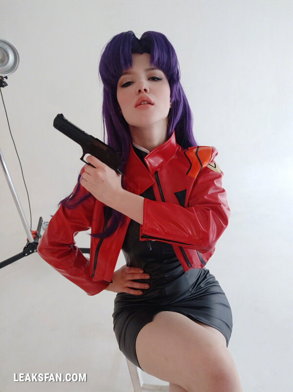 Lada Lyumos - Misato Katsuragi - 35