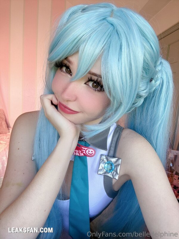 Belle Delphine ----------------- Hatsune Miku - 0