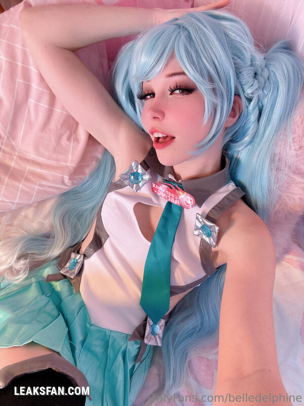 Belle Delphine ----------------- Hatsune Miku - 1