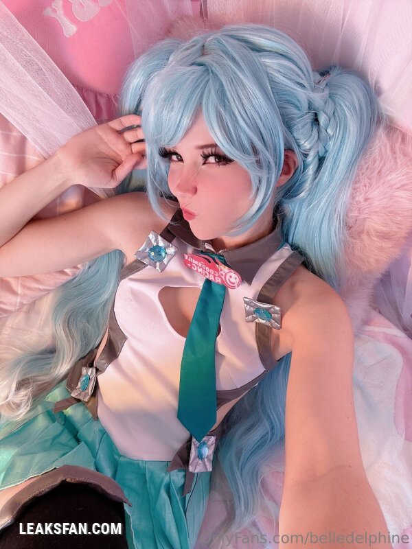 Belle Delphine ----------------- Hatsune Miku - 0