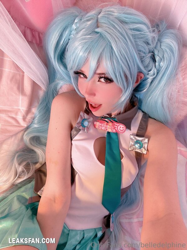 Belle Delphine ----------------- Hatsune Miku - 1