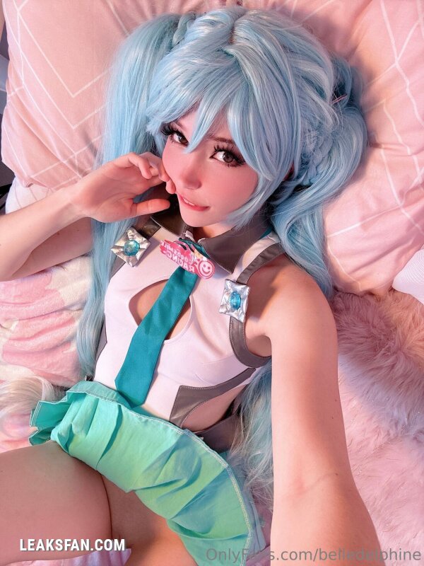 Belle Delphine ----------------- Hatsune Miku - 0